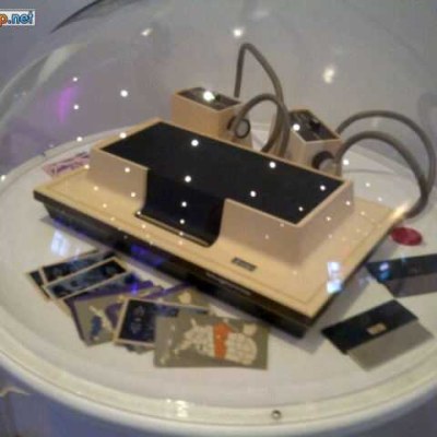 Les vieilles consoles font tellement peur aux gamers de maintenant, qu'on les pose dans des cloches à fromage. À cause des radiations nocives.
